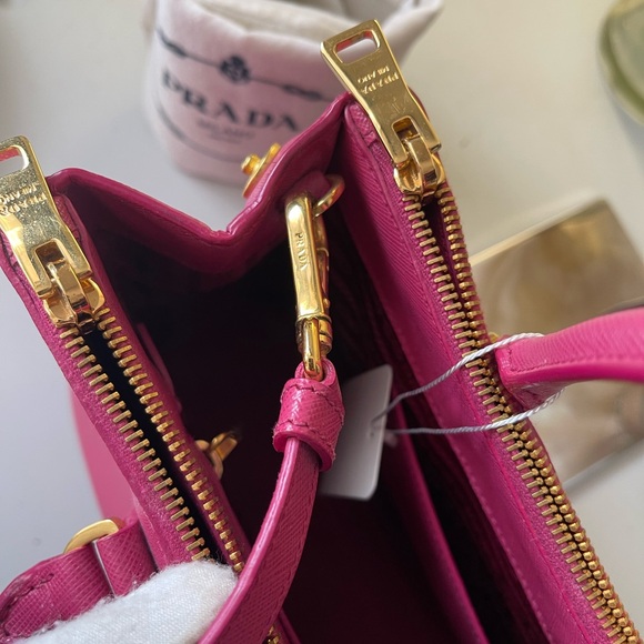 ๐PRADA Saffiano Lux FUXIA two way bag๐ - Picture 13 of 17